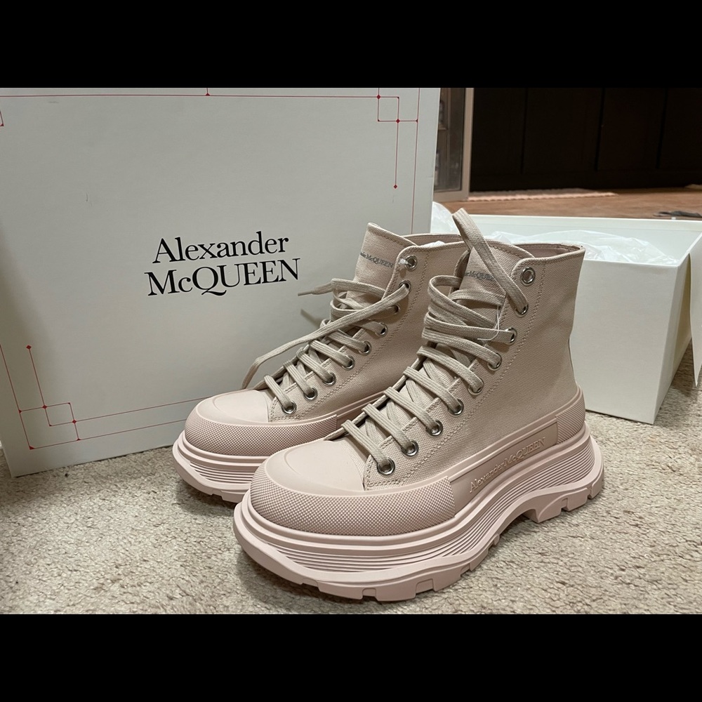 Alexander McQueen Tread Slick Boots - nude